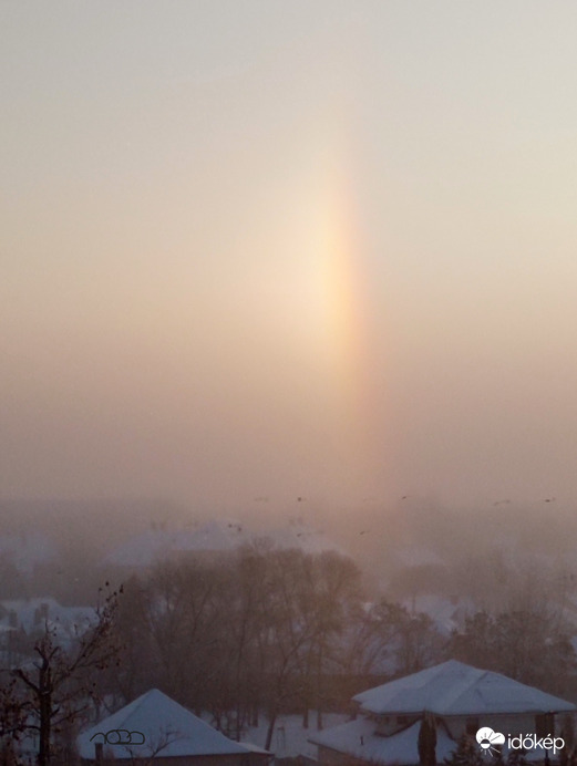Ködös, szivárványos napkelte Debrecenben 2026.01.09-én